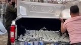 原来汽车尾箱垫还能这样用，我还是第一次见，底下白的是什么