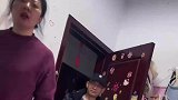 女儿下午四点还在赖床，妈妈提着竹条赶女儿去相亲