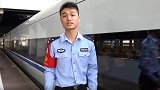 惊险！3岁男童坠落站台缝隙 乘警纵身跳下秒救孩子