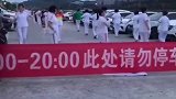 广场舞大妈抢占停车场，“我老我有理”？