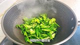 青椒炒皮蛋这样做，味道相当地好，看湘菜师傅做法分享！