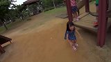 小女孩攀云梯，刚想说好厉害下一秒小娃就摔地上，疼哭了
