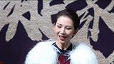 蔡少芬带三胎儿子外出满脸宠溺，产后身材恢复迅速好到让人羡慕