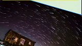 天龙座流星雨将在10月8日20时30分前后光临地球 ，流星雨的运行速度比较慢，利于观测和照相。流星雨