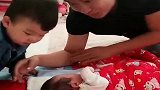 姐姐第一次见到弟弟，就想上去摸，接下来的一幕，太暖了！