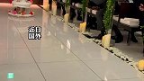婚礼现场到送戒指环节，小花童推着小小花童上台
