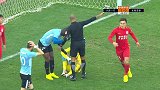 一方反击造绝佳射门机会 里亚斯科斯单刀球冲撞门将遭吹罚