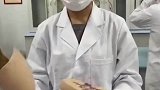 医学生给模特装器官，手忙脚乱同伴看不下去了