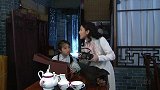 小女孩第一次见到相机很好奇，大嫂瞒着她娘带她出去拍照！