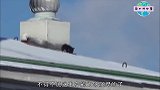 小猫咪被困在楼顶十天，每天靠吃积雪生存，但它一点都不可怜