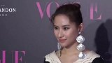 窦骁陪何超莲返港 赌王三太亲自买海鲜犒劳准女婿