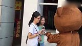 网红熊工作中的另一面，摘下头罩的时候，真的是美若仙女！