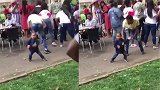 2岁小男孩误入大学派对 舞姿炫酷引众人围观尖叫