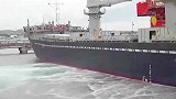 巨轮刹不住惯性直接撞码头，紧急抛锚也无法拉住巨大的惯性