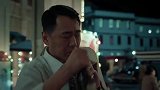 妹子躲在被子里哭泣 父亲为了她的终生幸福很无奈