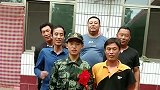 一人当兵全家光荣，小伙和家人合影告别，笑的跟朵花似的