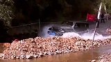 越野车在水面行驶，转向杆突然断掉