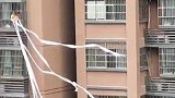 女子拍到对面孩子隔防护窗玩纸巾，6根“丝带”随风飘，妈妈看到气懵