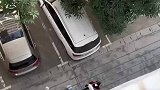 快递员取快递，让从楼上扔下来结果