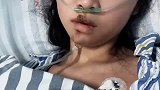 女子骑车翻车住院，陪护的男友边吃零食边追剧