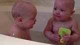 真的是太可爱了！双胞胎洗澡时相互玩闹，真是吸引人眼球！