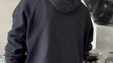 男子做饭也要带着猫咪，引得妈妈无奈吐槽