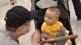 每天都在视频里看爸爸，当军人爸爸出现在面前时，萌娃的反应好可