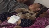 被爸爸教训，气的宝宝上气不接下气，小表情太逗了！