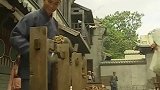 女人上街买东西，竟跟老太婆争胭脂水粉，实在太有喜感了！