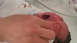 护士给刚出生的宝宝擦洗,马上就抱给妈妈了,可宝宝却一直在哭！