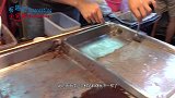 小伙改良美食街头摆摊，低糖低热量鲜奶麻糬路人抢着要，过程舒适