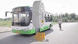 小伙骑自行车和公交车女司机比赛，满满的套路