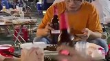 爸爸带女儿吃夜宵，转头看到一幕哭笑不得