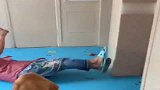 女主假装撞到门晕倒，小四的做法真逗，结果扎心