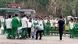 这是一次特殊的毕业照……全班同学带着板凳赶来，只为一起完成最后的毕业合影
