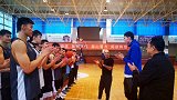 CBA官拍进行时！新疆飞虎男篮球衣照拍摄 周琦可兰表情严肃