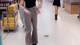 小妹，依我看，你经常被路人打吧
