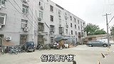 北京二环里五十年代筒子楼，7家共用一间厨房，随老住户进去看看