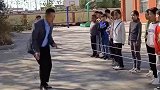 课间操老师和同学们一起跳皮筋