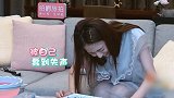 徐璐弄了自己一身颜料，连头发上都是，张铭恩忙拍照留念