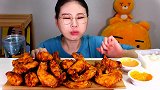 小姐姐吃一桌子的脆皮鸡翅，看着就超级想吃啊