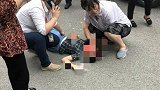 南京一小学生放学路上被高空坠物砸中 受伤倒地