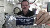 失重的太空是如何洗手的国外宇航员在线教学，网友想试一试