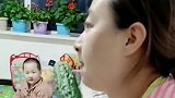 小伙给美女拿一个黄瓜吃，结果却特别的惨，笑坏了儿子！