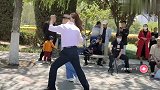 身材丰满的舞之媚老师和大叔跳起野花香来真是魅力四射，妩媚动人