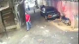 这孩子犹如“佛光护体”，要不是监控，谁会相信这一切
