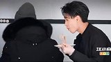 馋猫秦霄贤狂风中淡定吃粉，深圳的海风刮得让人怀疑人生