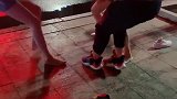 同学被两女孩硬生生拉到水里，用脚踢水打湿他的鞋