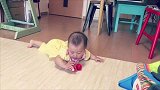 小宝宝自己趴着玩玩具，结果这劈叉的姿势让人捧腹大笑，太逗了！