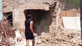 作死砸墙角，结果差点被埋进去了！太有意思了